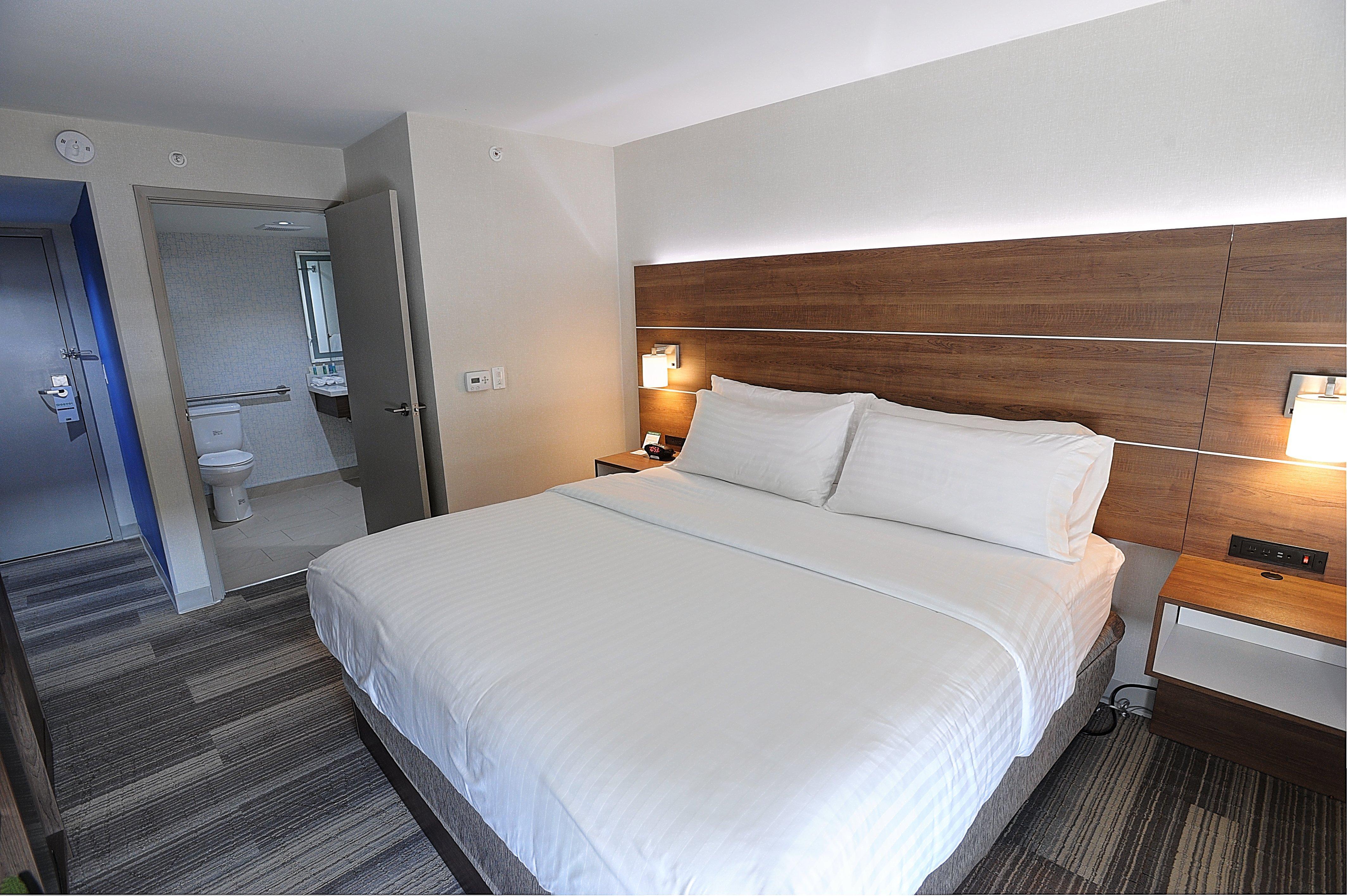 Holiday Inn Express & Suites Toronto Airport West By Ihg Миссиссага Экстерьер фото