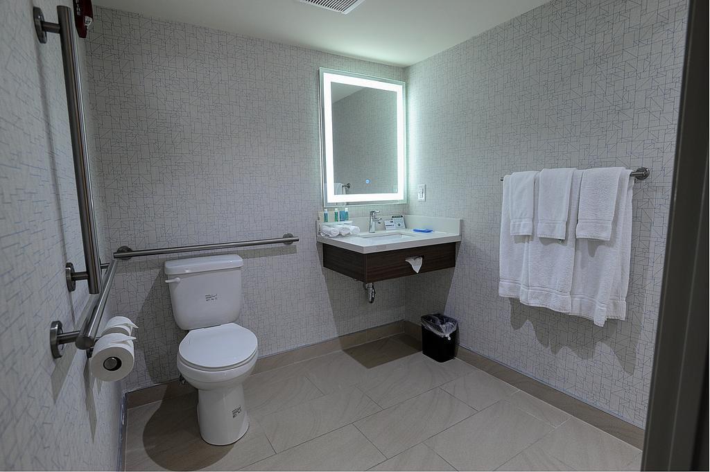 Holiday Inn Express & Suites Toronto Airport West By Ihg Миссиссага Экстерьер фото