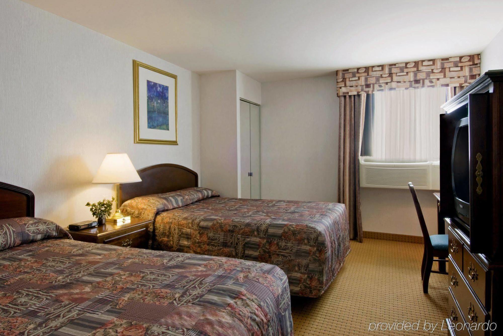 Holiday Inn Express & Suites Toronto Airport West By Ihg Миссиссага Экстерьер фото