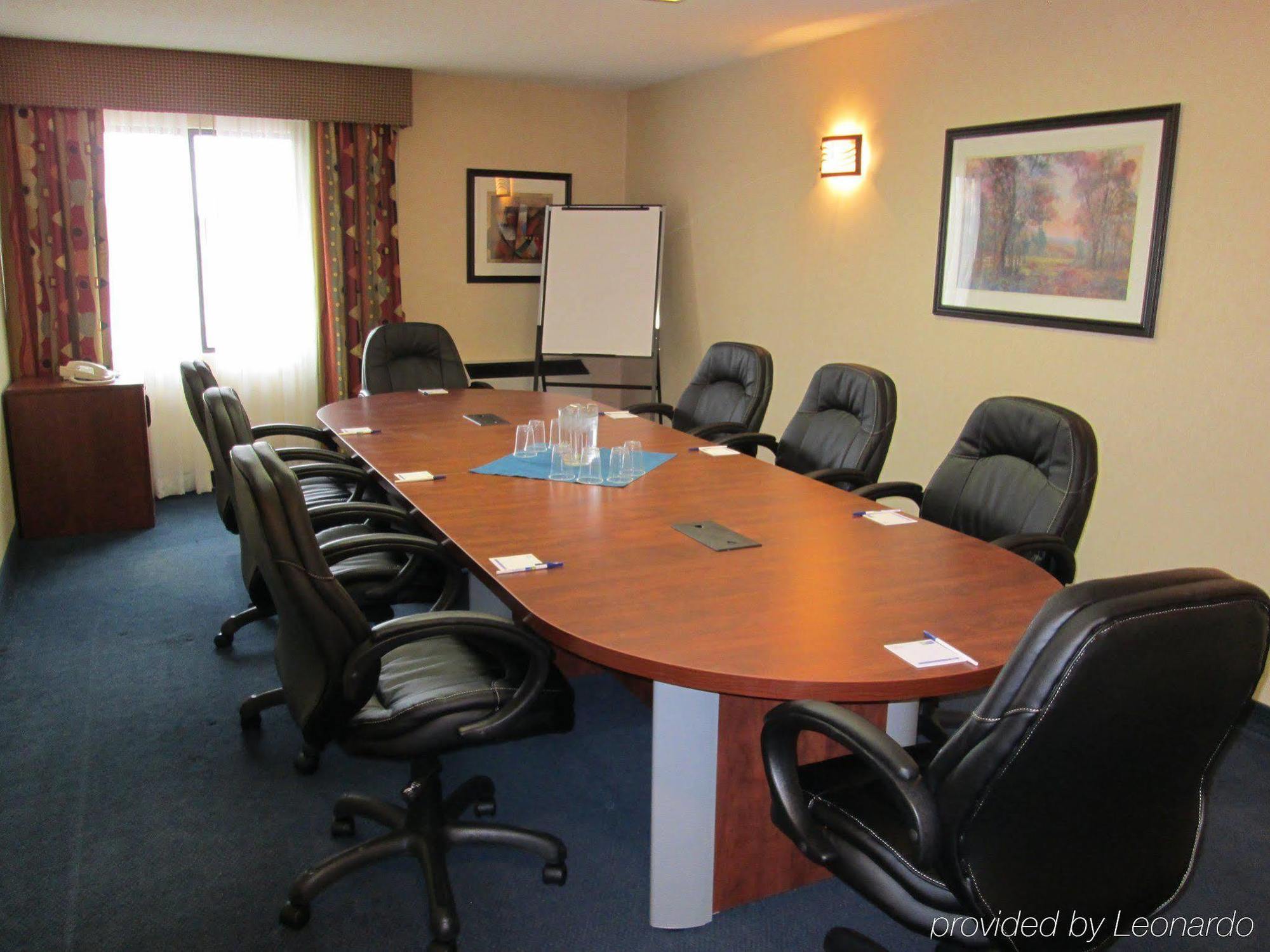Holiday Inn Express & Suites Toronto Airport West By Ihg Миссиссага Экстерьер фото