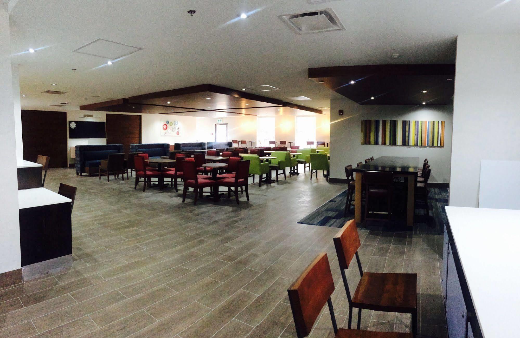 Holiday Inn Express & Suites Toronto Airport West By Ihg Миссиссага Экстерьер фото